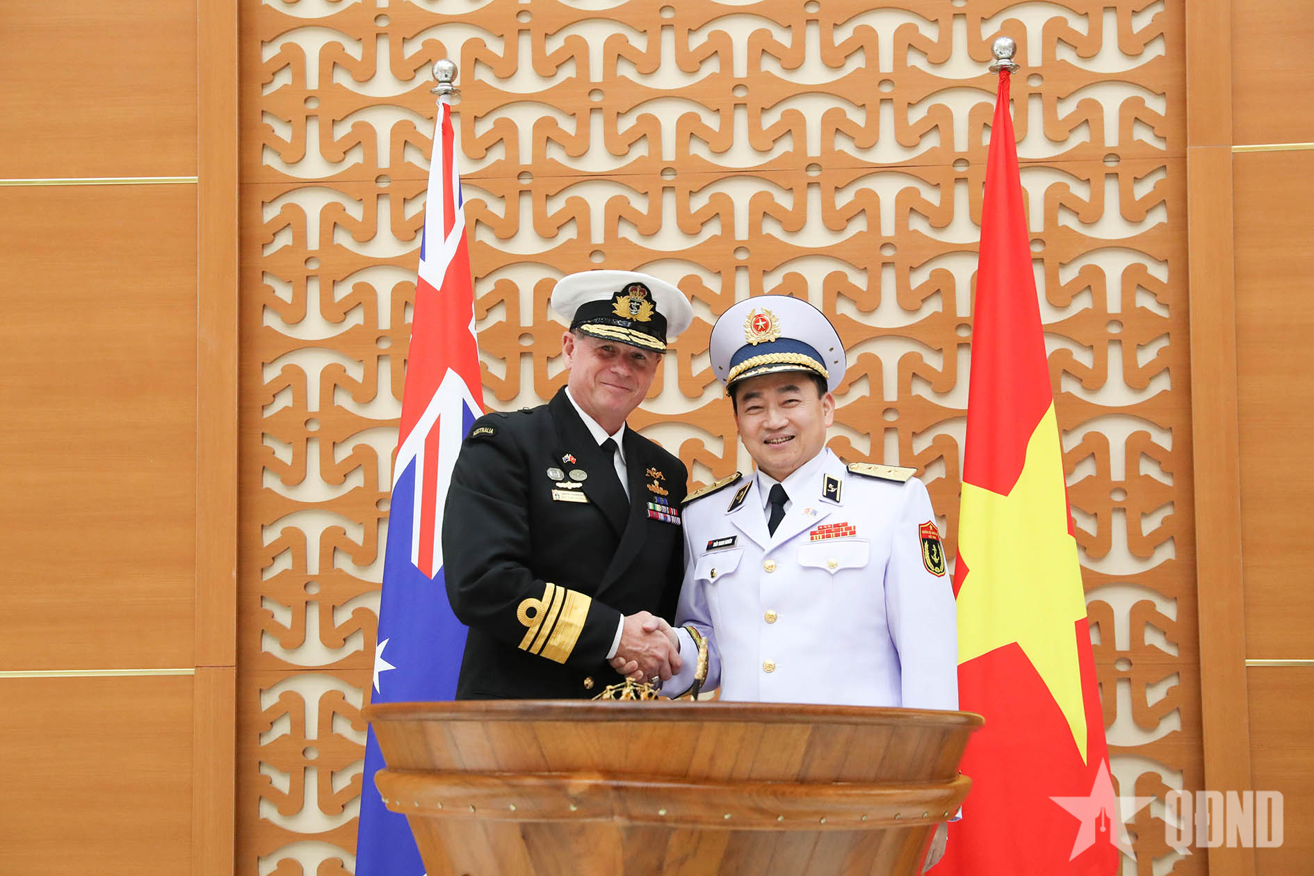 Tư lệnh Hải quân Hoàng gia Australia thăm và làm việc tại Việt Nam